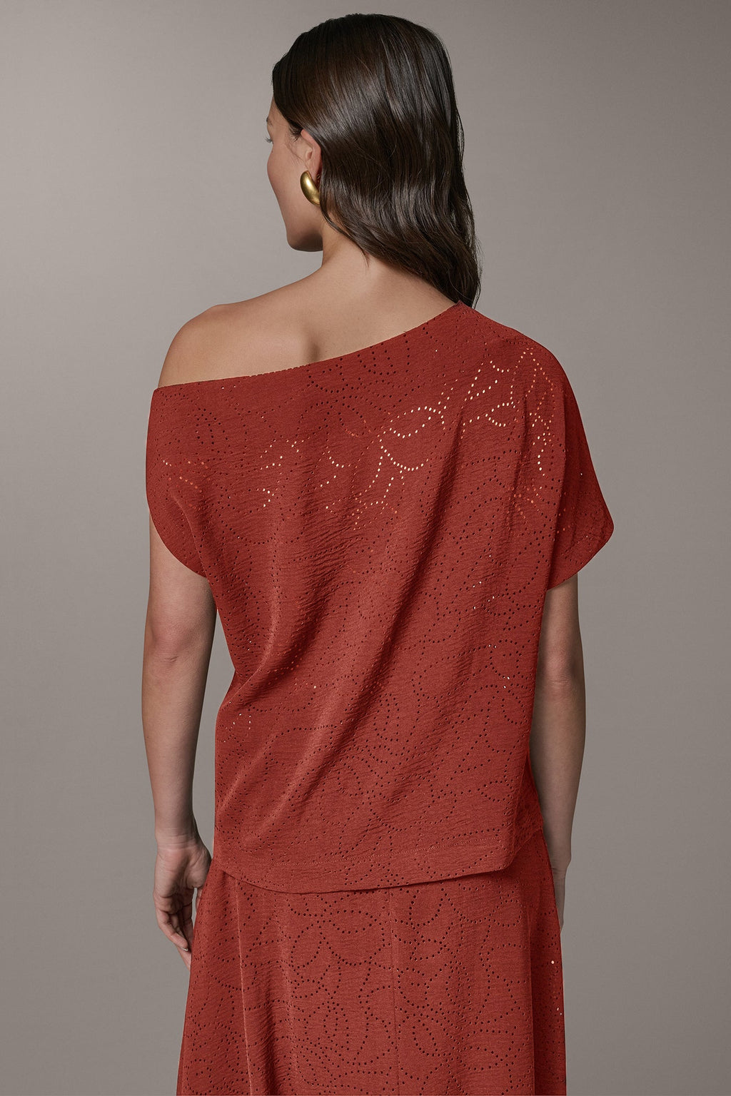 SLEEVELESS ASYMMETRIC LASER CUT TOP