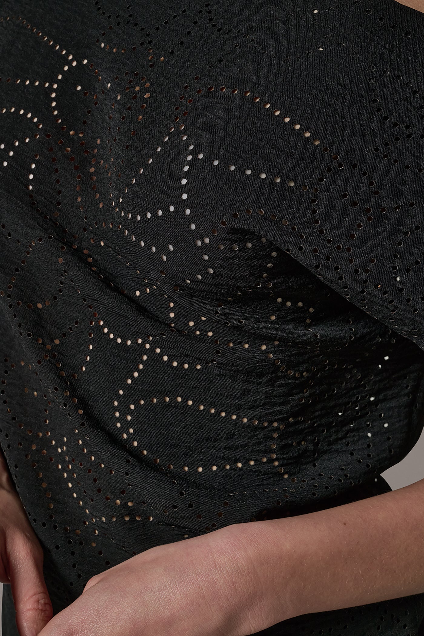 SLEEVELESS ASYMMETRIC LASER CUT TOP