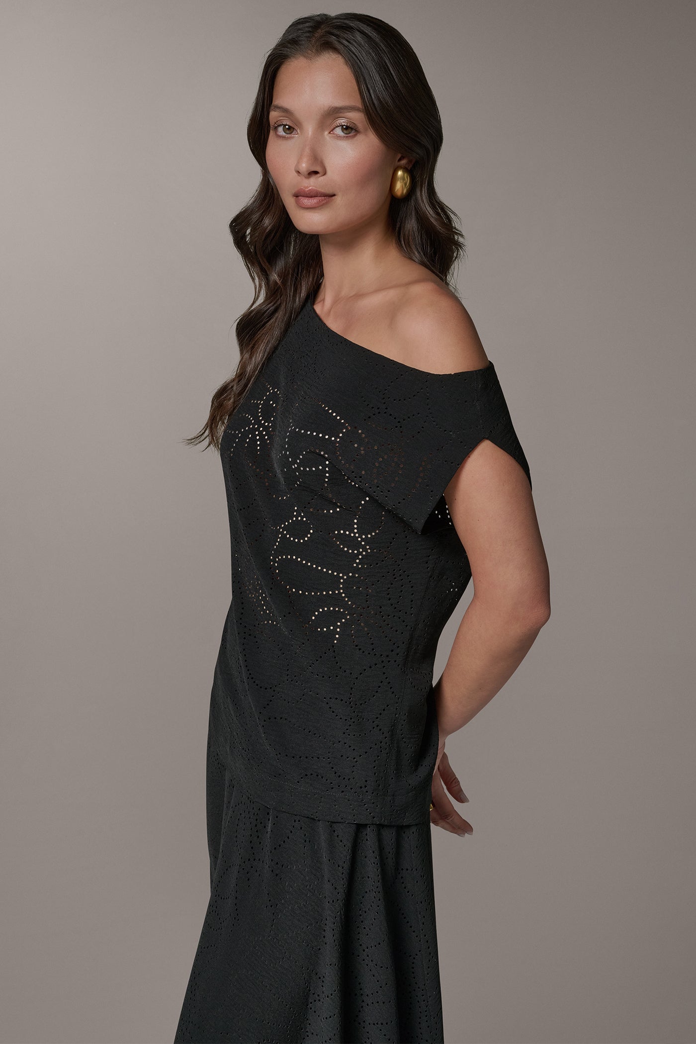 SLEEVELESS ASYMMETRIC LASER CUT TOP