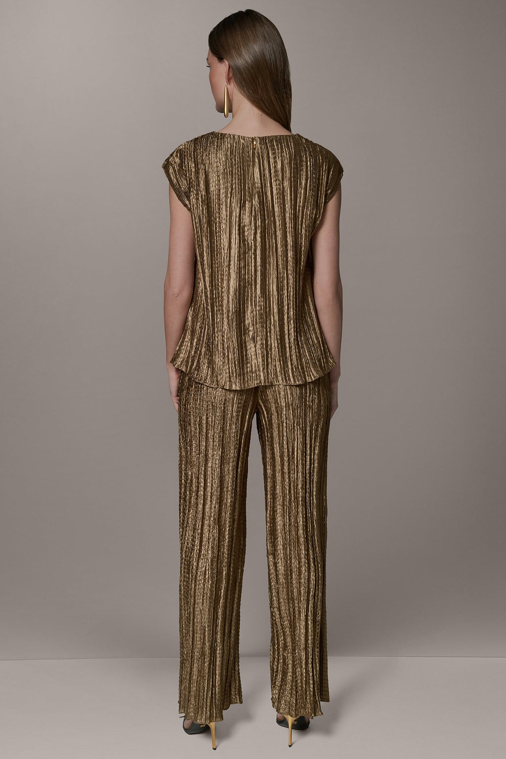 SLEEVELESS METALLIC PLEAT BLOUSE