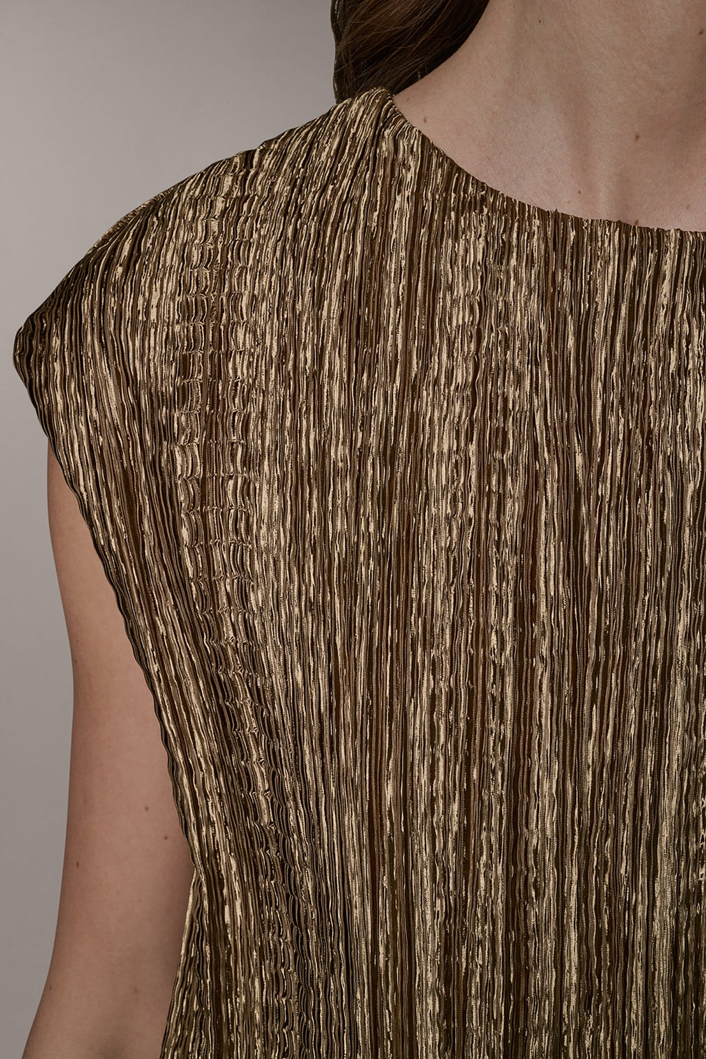 SLEEVELESS METALLIC PLEAT BLOUSE