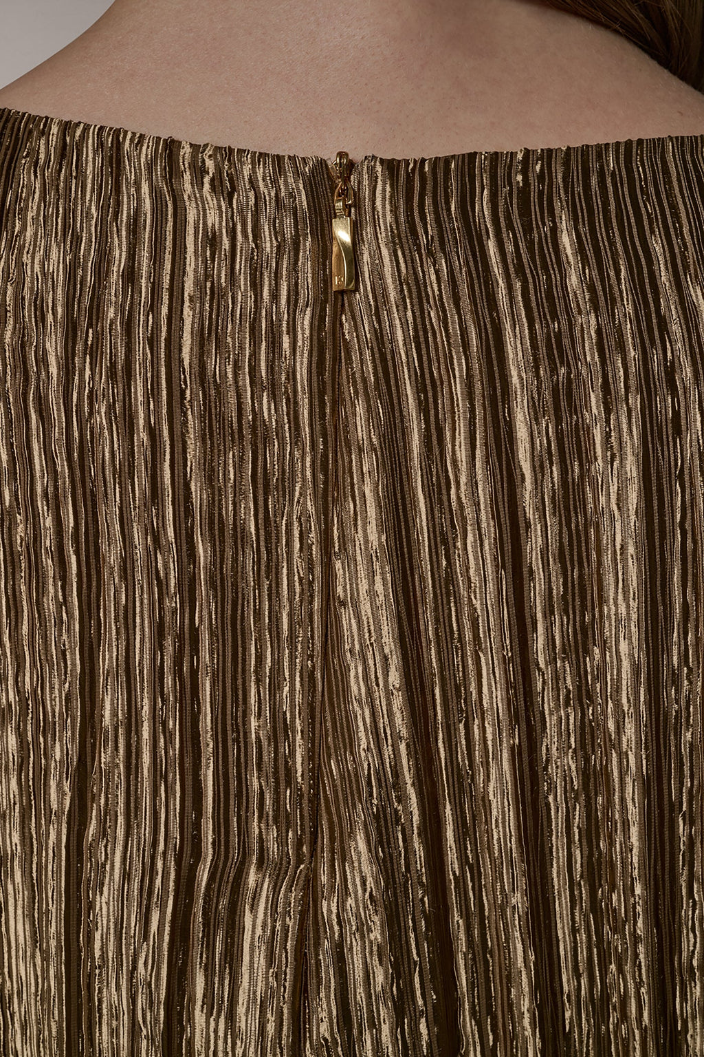 SLEEVELESS METALLIC PLEAT BLOUSE