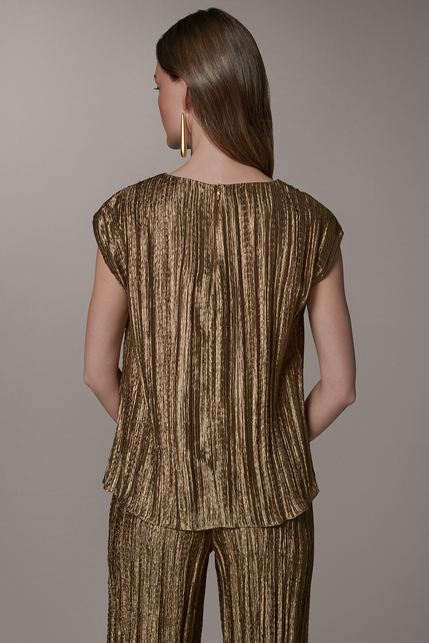 SLEEVELESS METALLIC PLEAT BLOUSE